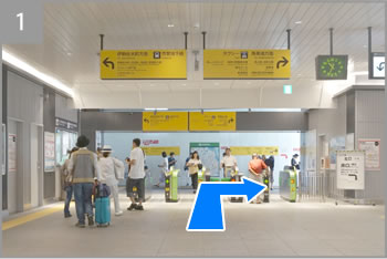 JR関内駅北口の改札を出て右に進みます